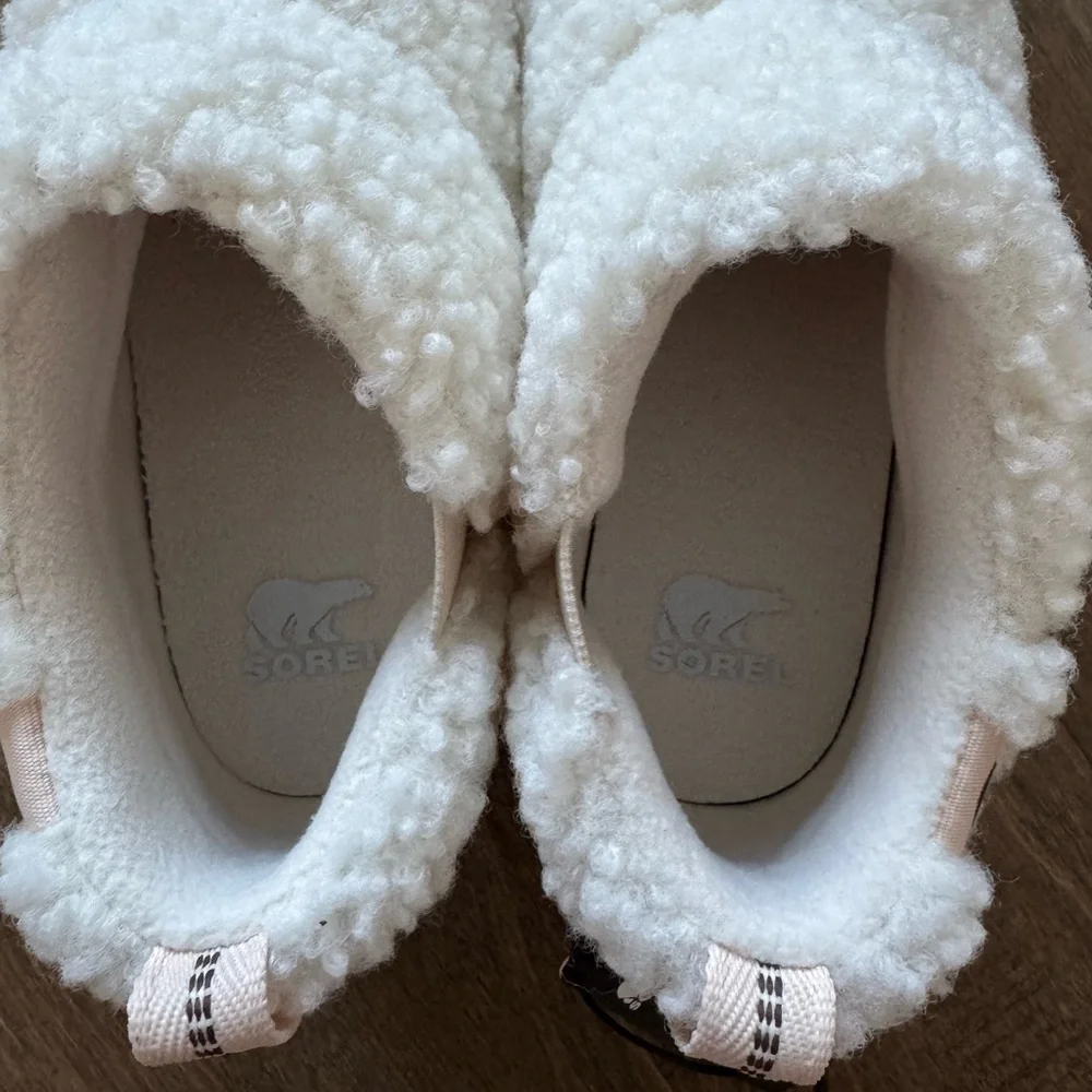 Sorel Out N About IV Mini Puffy Bootie Natural Cream Wedge Shoes Size 7.5 New